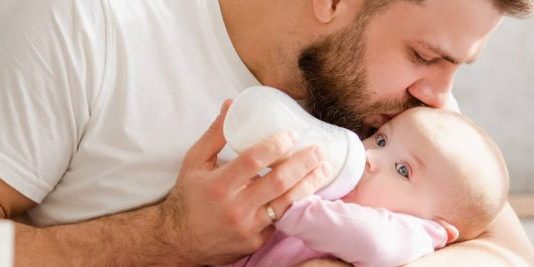 Afbeelding Vader-baby fles geven