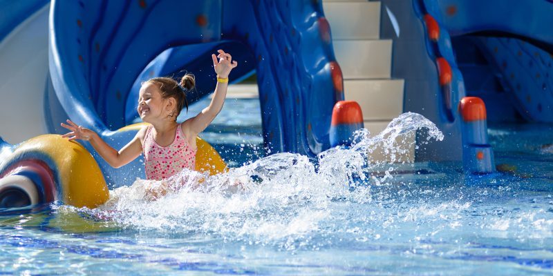 Vader dochter zoon zwembad