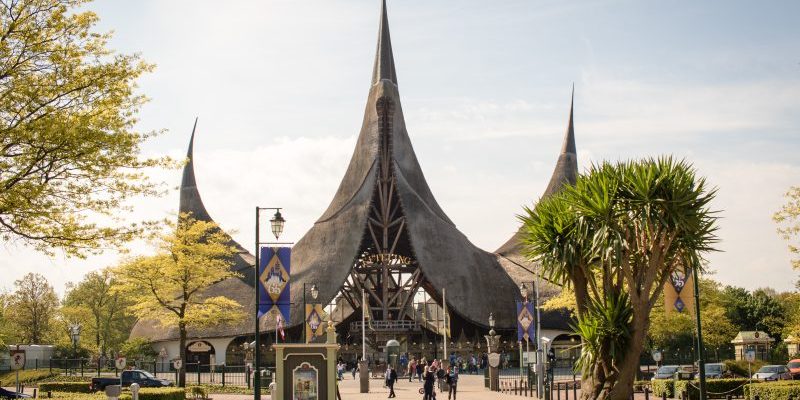 Vader en kind naar de Efteling