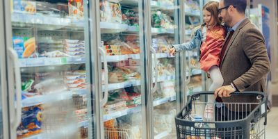 vader en kind boodschappen doen