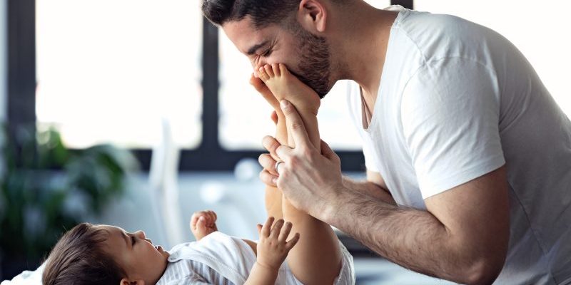 Vader baby luiers verschonen